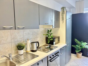 Refrigerador con congelador, microondas, horno y parrilla de estufa 