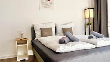 Kamar Double | Meja kerja, ruang kerja ramah laptop, dan setrika/meja setrika