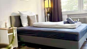 Zimmer | Schreibtisch, laptopgeeigneter Arbeitsplatz, Bügeleisen/Bügelbrett