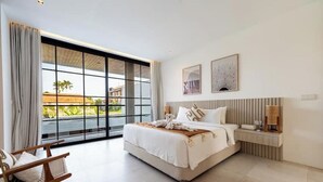 Een moderne hotelkamer met een groot bed, nachtkastje, stoel en uitzicht op het landschap.