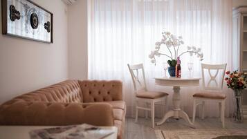 Apartment, 1 Bedroom, Balcony | Living room