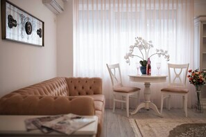 Apartment, 1 Bedroom, Balcony | Living room