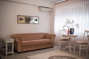 Apartment, 1 Bedroom, Balcony | Living room