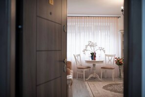 Appartement, 1 chambre, balcon | Salle à manger