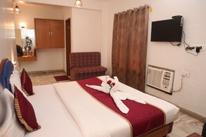 Deluxe Room | Desk, free WiFi