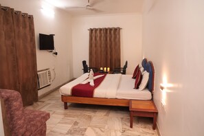 Deluxe Room | Desk, free WiFi