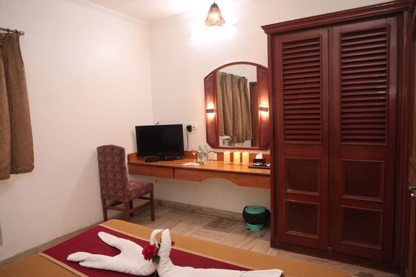 Deluxe Room | Desk, free WiFi
