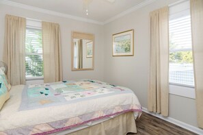 Iron/ironing board, WiFi, bed sheets - Lumina Breeze - Charming Duplex on the corner of the loop! (Wrightsville Beach)