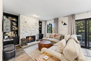 TV, fireplace - Charming Two Bed, Three Bath Nestled In The Heart Of Breckenridge! (Breckenridge)