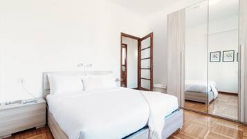 Leilighet, utsikt mot innsjø | Sengetøy av topp kvalitet, dundyner, strykejern/-brett og barnesenger