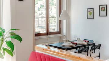 Apartment, Lake View | Premium bedding, down comforters, iron/ironing board, cribs/infant beds