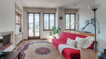 Leilighet, utsikt mot innsjø | Sengetøy av topp kvalitet, dundyner, strykejern/-brett og barnesenger