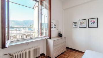 Apartment, Lake View | Premium bedding, down comforters, iron/ironing board, cribs/infant beds