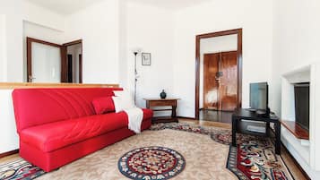 Apartment, Lake View | Premium bedding, down comforters, iron/ironing board, cribs/infant beds