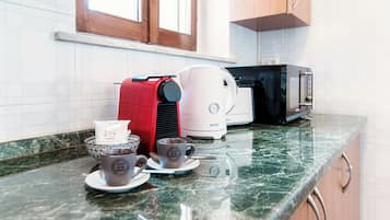 Leilighet, utsikt mot innsjø | Sengetøy av topp kvalitet, dundyner, strykejern/-brett og barnesenger