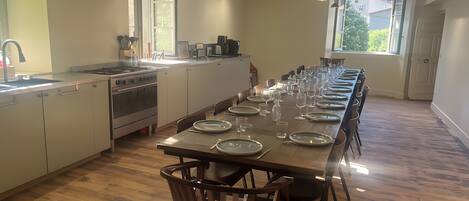 Refrigerador, microondas, lavavajillas y cafetera y tetera