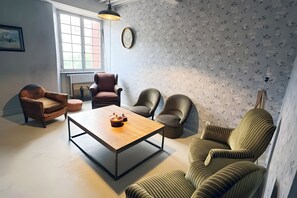 Télévision, lecteur de DVD, table de tennis de table