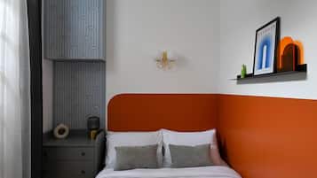 Escritorio, tabla de planchar con plancha, wifi y ropa de cama