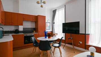 Coffee/tea maker, fridge, microwave, oven