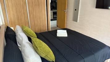 Iron/ironing board, WiFi, bed sheets