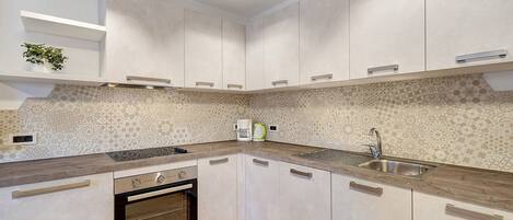 Réfrigérateur, un four, surface de cuisson, lave-vaisselle