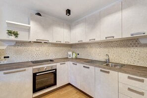 Frigorifero, forno, piano cottura, lavastoviglie