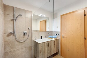 Dusche, kostenlose Toilettenartikel, Haartrockner, Handtücher
