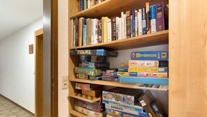 A bookshelf with various board games and books. - Room “Birke” with Shared Garden and Wi-Fi (Sasbachwalden)