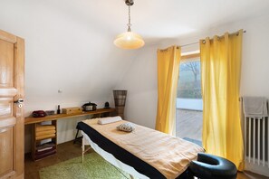 1 dormitorio, tabla de planchar con plancha, wifi y ropa de cama
