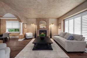 Älytelevisio, takka, videopelejä, DVD-soitin