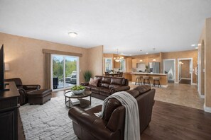 Älytelevisio, takka, videopelejä, DVD-soitin