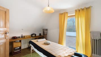 Tabla de planchar con plancha, wifi y ropa de cama