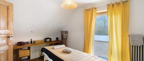 Tabla de planchar con plancha, wifi y ropa de cama