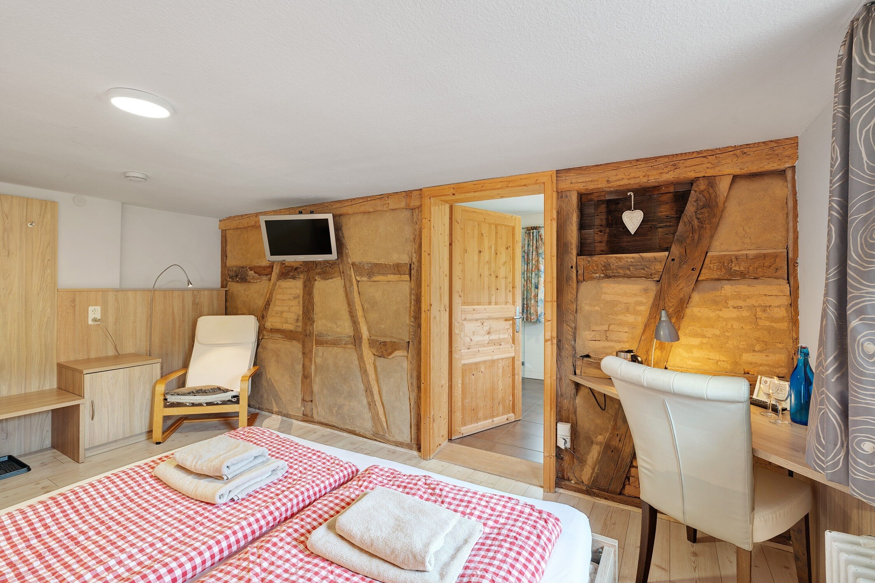 Iron/ironing board, WiFi, bed sheets