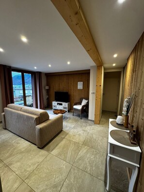 TV - Maison Casabert Savoie: Modern Comfort in a Charming Mountain Setting (Saint-Martin-de-la-Porte)