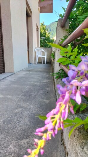 Exterior detail - Maison Casabert Savoie: Modern Comfort in a Charming Mountain Setting (Saint-Martin-de-la-Porte)