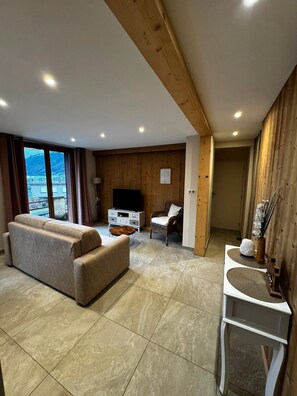 Living area - Maison Casabert Savoie: Modern Comfort in a Charming Mountain Setting (Saint-Martin-de-la-Porte)