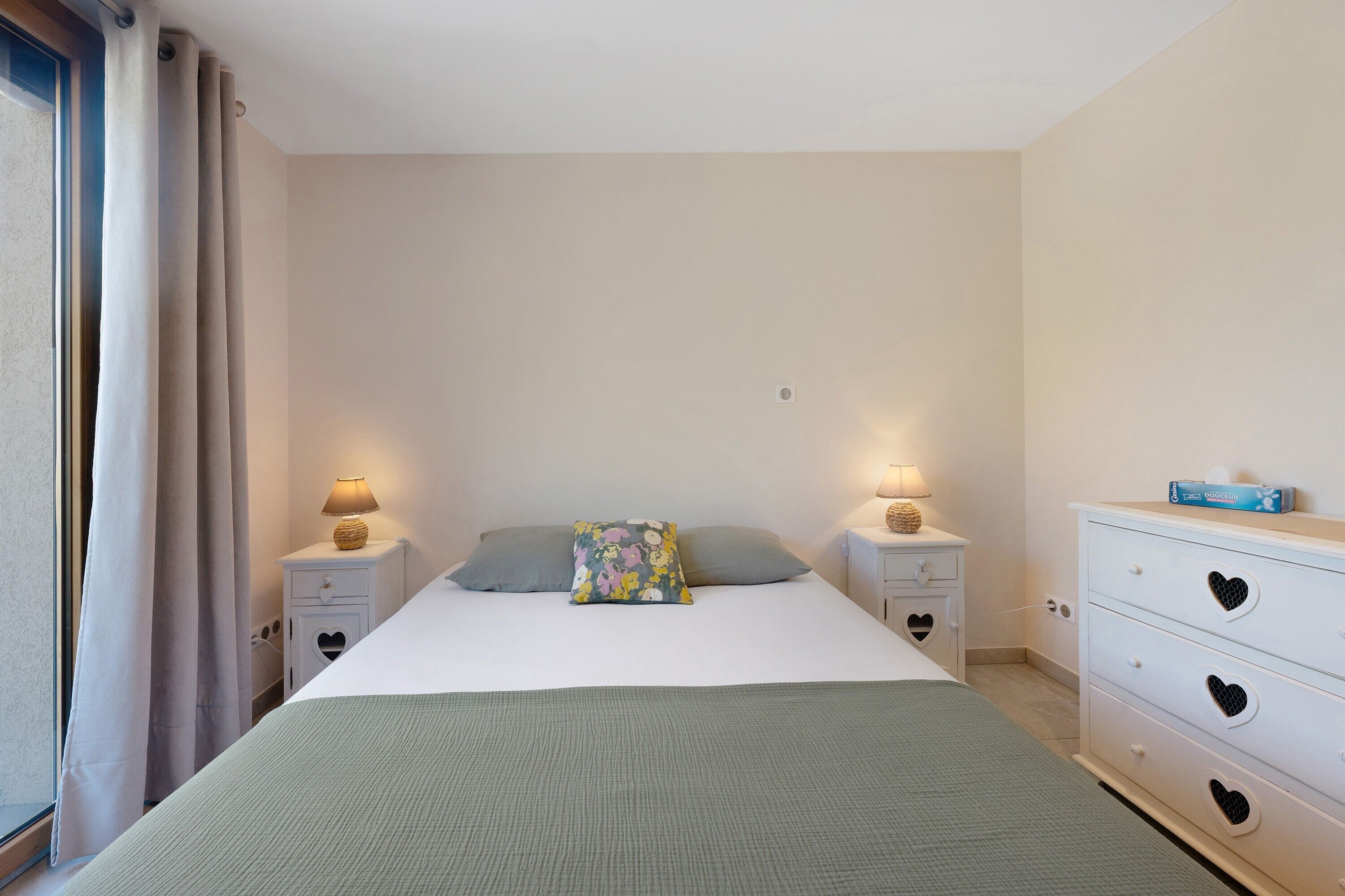 Iron/ironing board, bed sheets