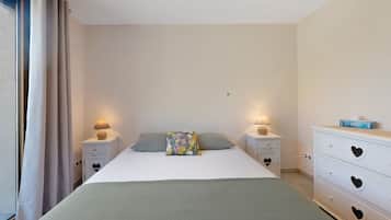 Iron/ironing board, bed sheets