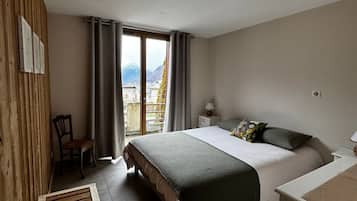 Iron/ironing board, bed sheets