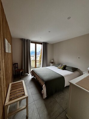 Iron/ironing board, bed sheets - Maison Casabert Savoie: Modern Comfort in a Charming Mountain Setting (Saint-Martin-de-la-Porte)