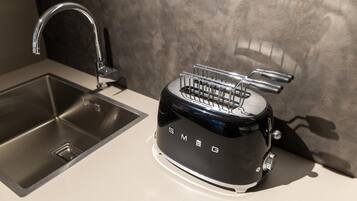 Réfrigérateur, micro-ondes, plaque de cuisson, lave-vaisselle