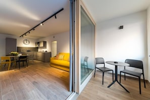 Un appartement moderne comprenant un coin repas, une cuisine et un espace de vie.