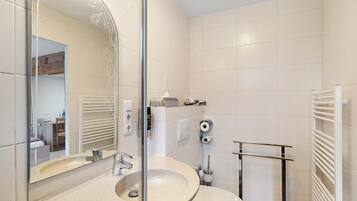 Douche, serviettes fournies