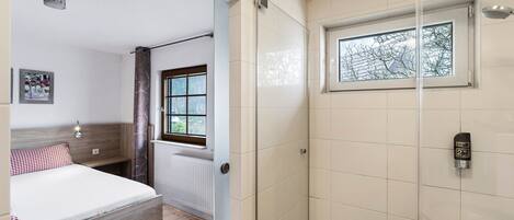 Tabla de planchar con plancha, wifi y ropa de cama