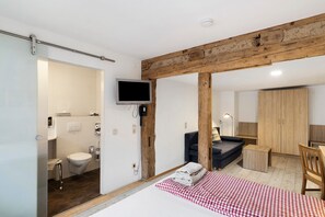 Iron/ironing board, WiFi, bed sheets - Room “Esche” with Mountain View, Shared Garden and Wi-Fi (Sasbachwalden)