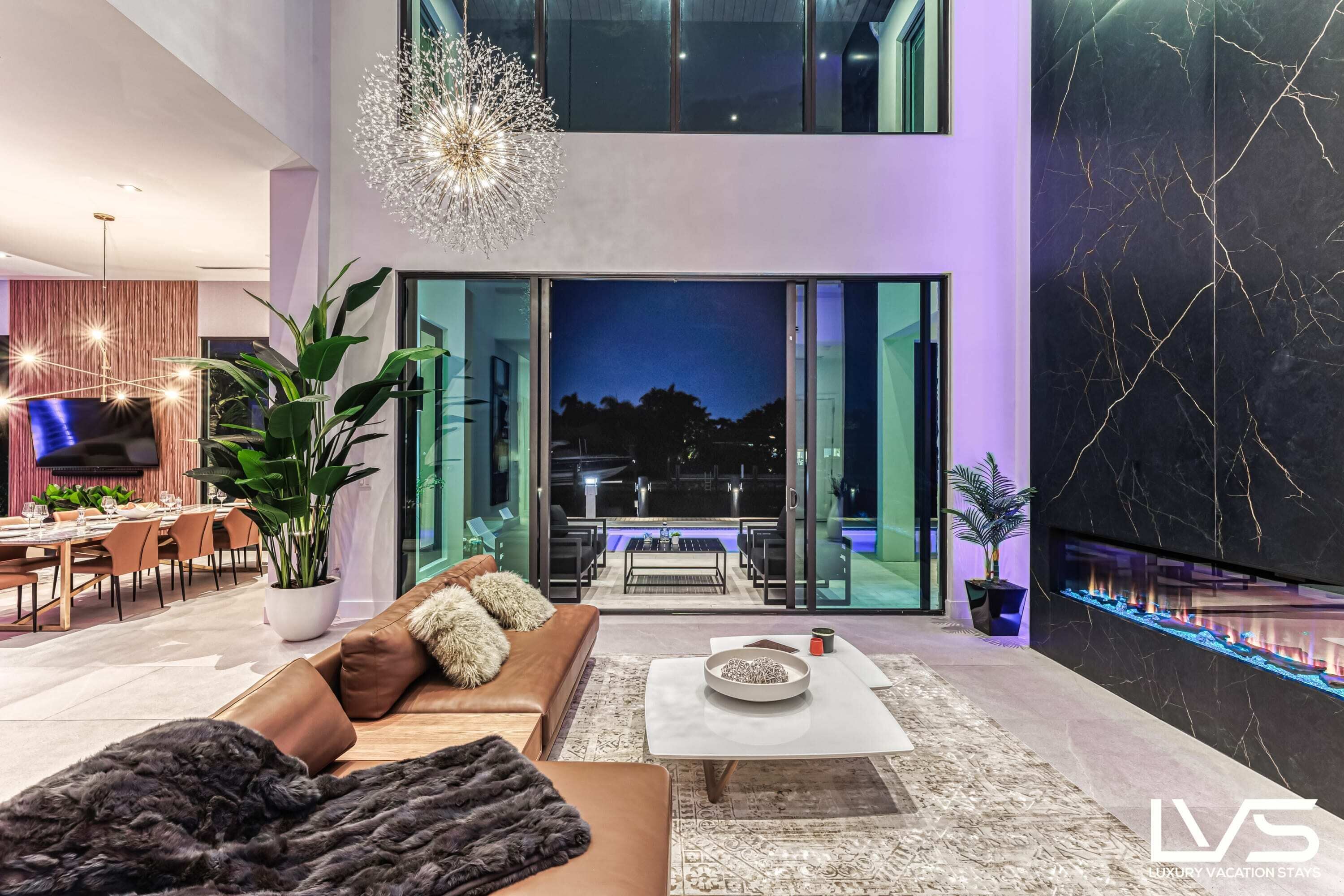 Televisión, chimenea, estéreo y oficina 