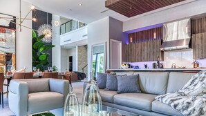 Uma sala de estar moderna com sofá, mesa de centro e vasos de vidro decorativos.