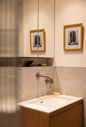 Een haardroger, handdoeken, zeep, toiletpapier