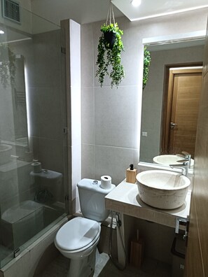 Hair dryer, towels, soap, toilet paper - Family apartment in Guéliz swimming pool, Wi-Fi, IPTV, overhead projector, air conditioning & table soccer (Marrakech)